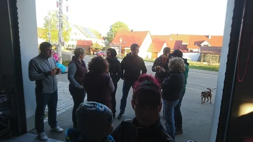 LeuteStehparty500.jpg