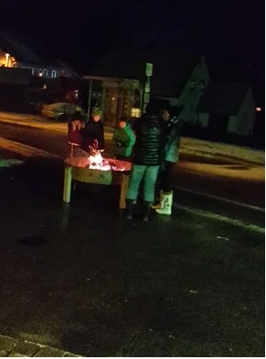 LeuteFeuer300PixelBearbeitet.jpg